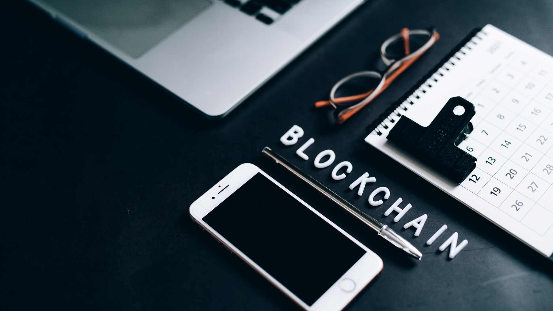 blockchain écrit sur un bureau