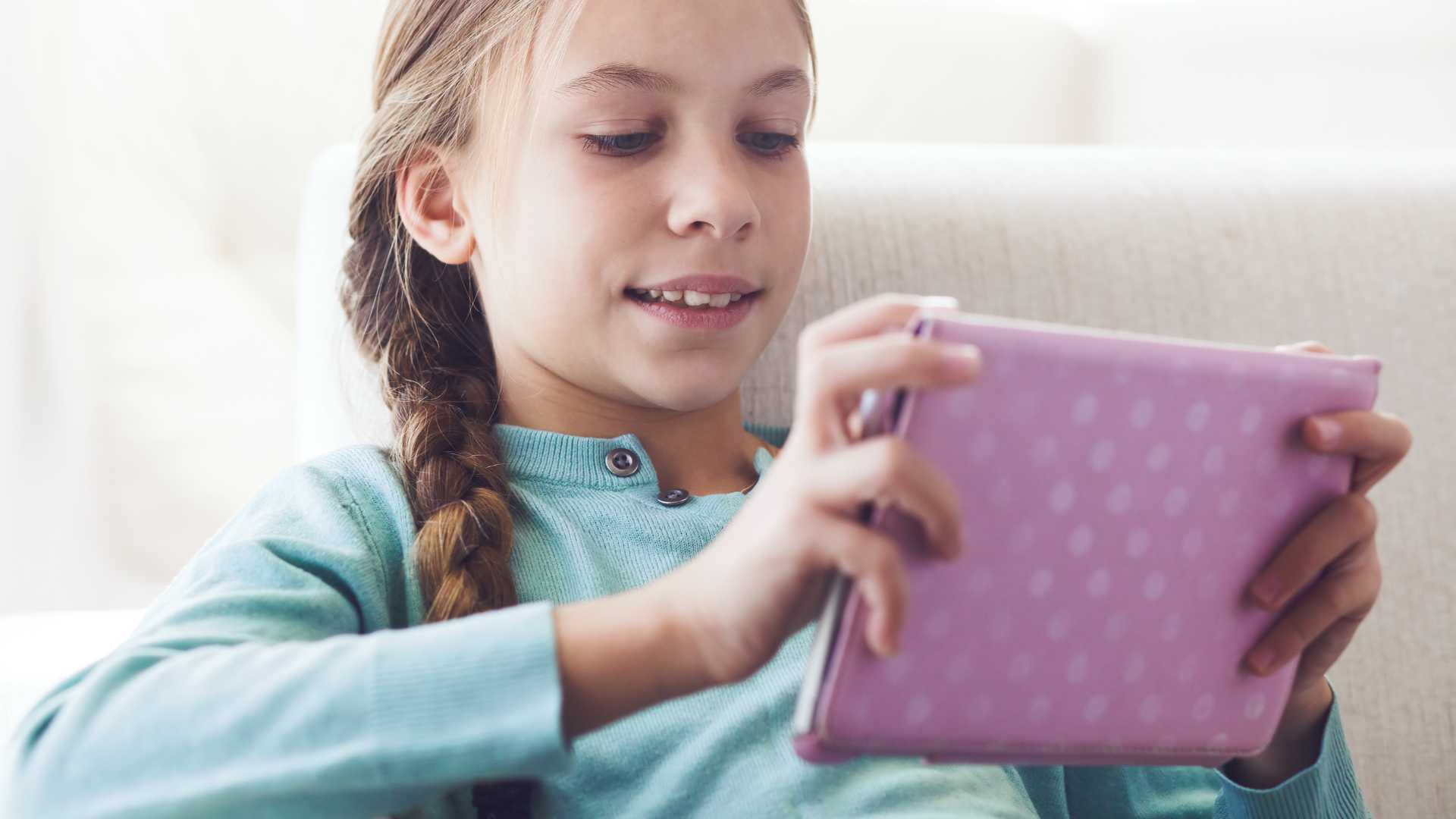 enfant sur une tablette