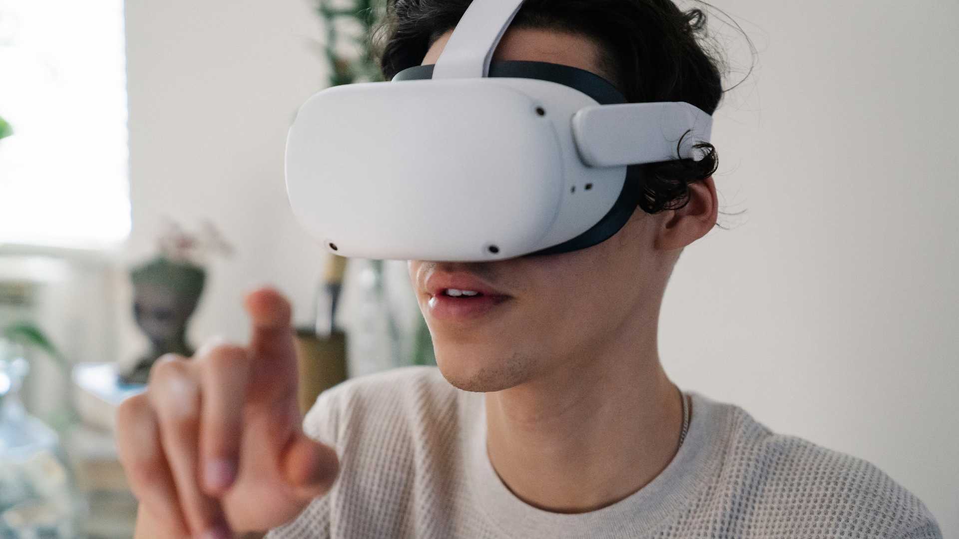 homme avec un casque vr