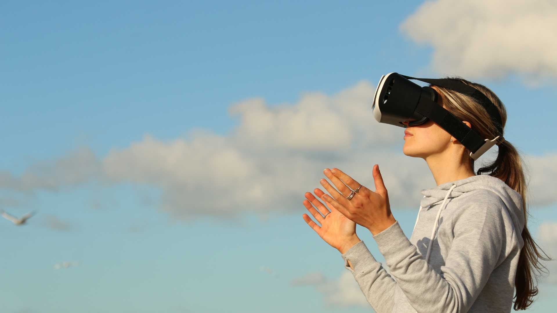 femme avec un casque VR