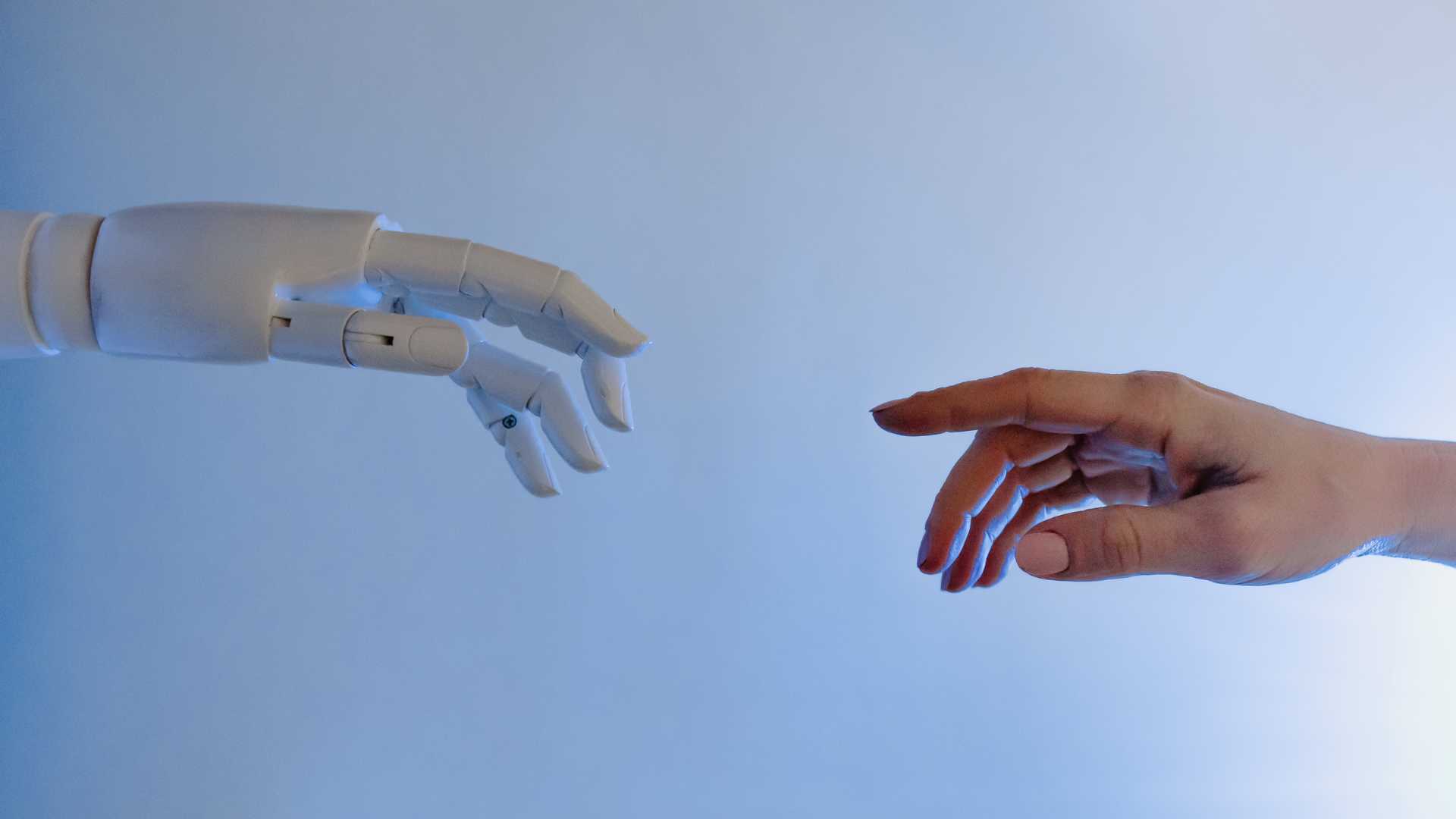 main de robot et main d'humain