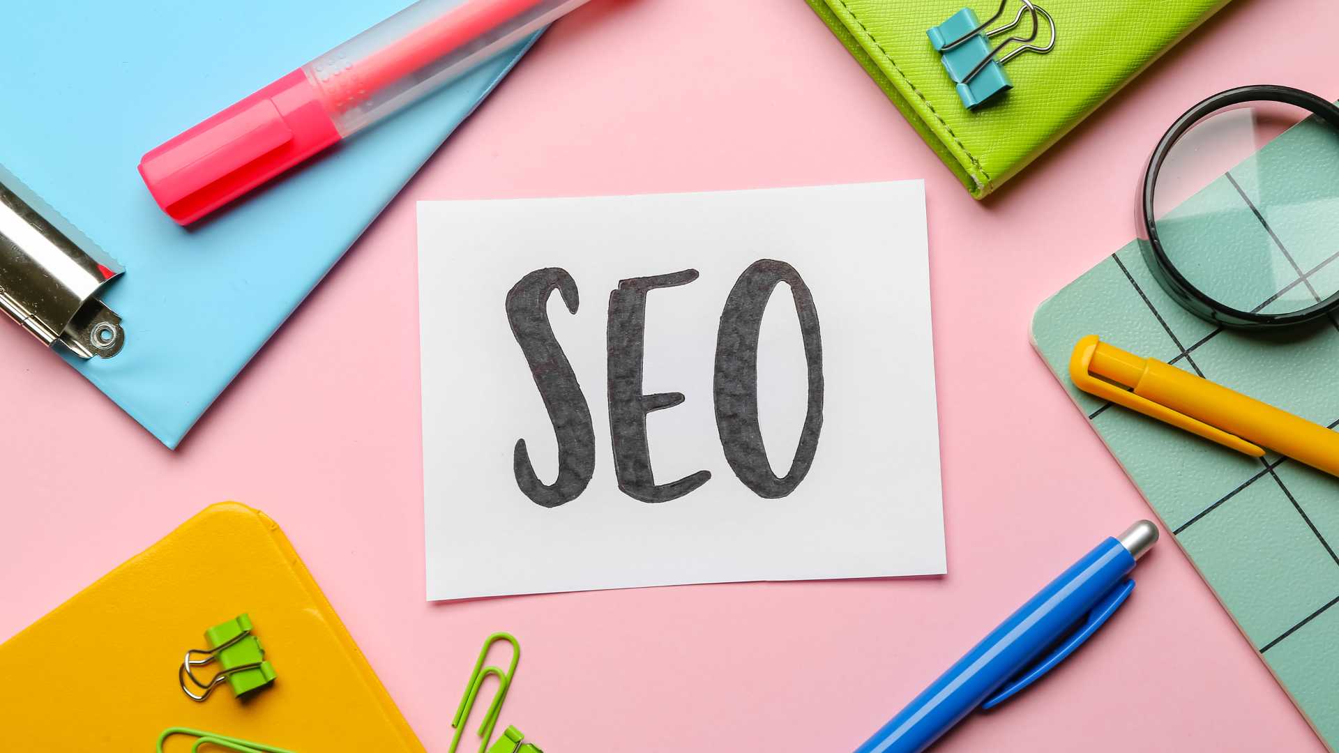 seo écrit sur une feuille en papier