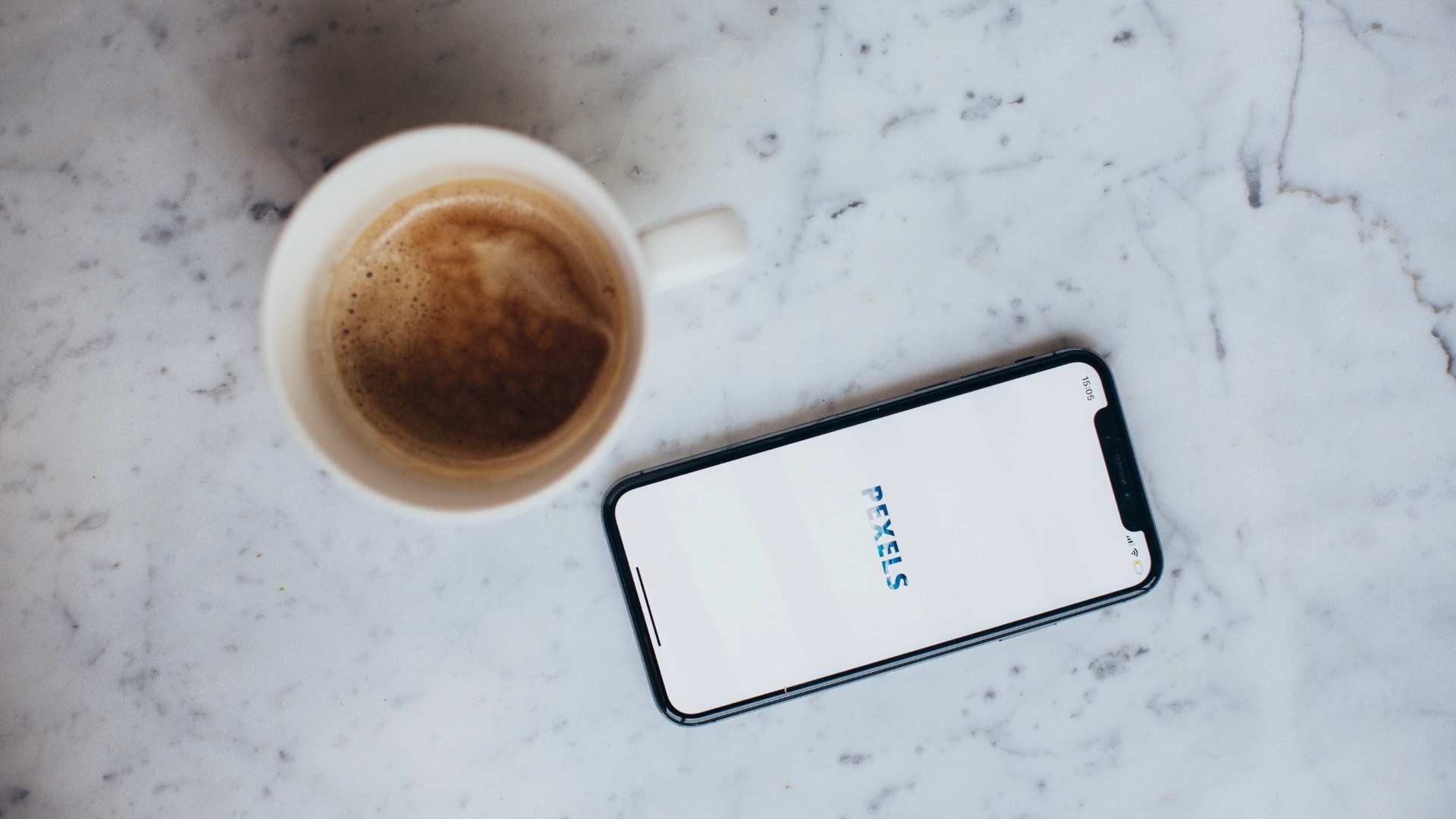 Application sur iphone à côté d'un café