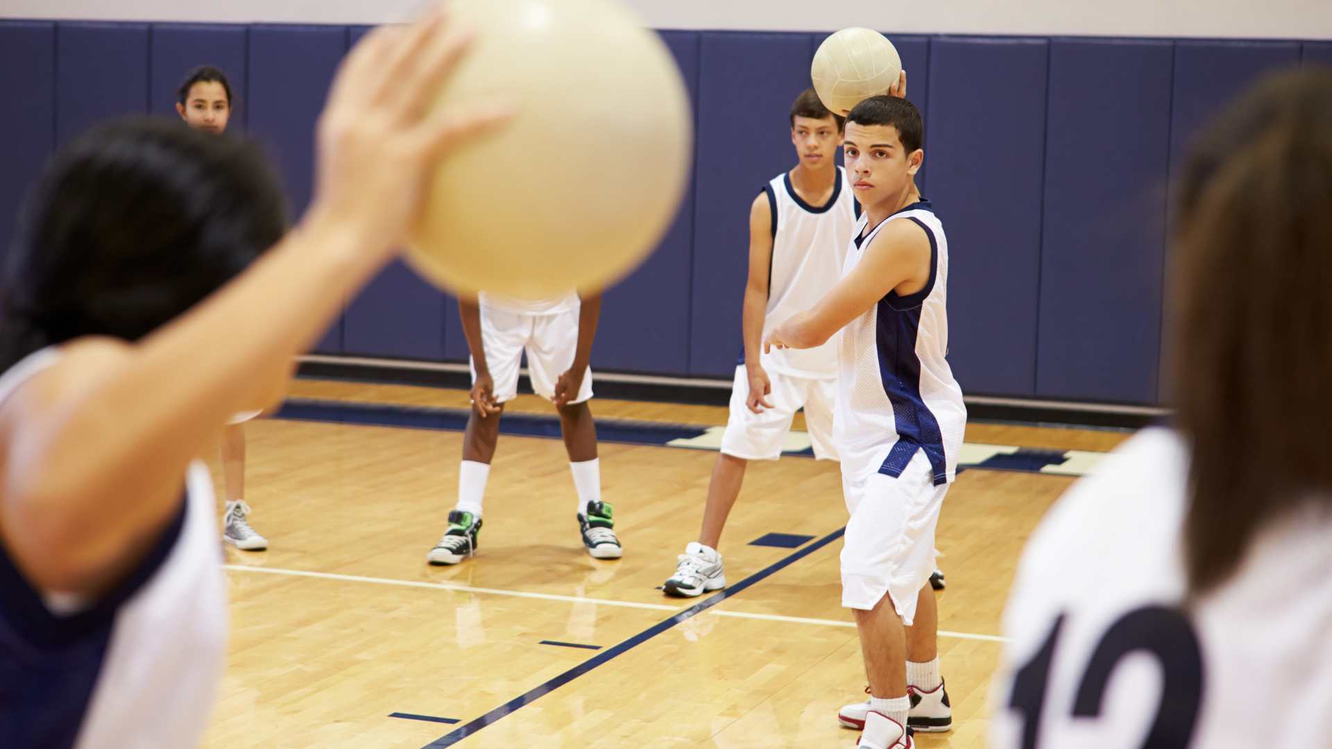 Groupe qui joue au dodgeball 