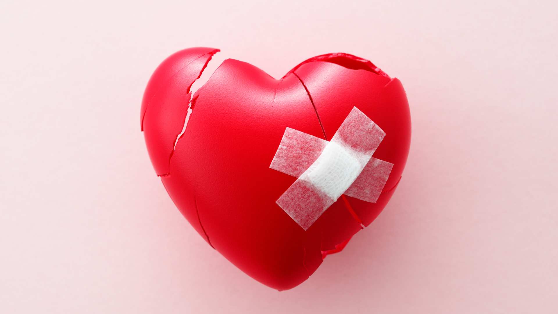 Cœur en plastique cassé réparé avec des pansements
