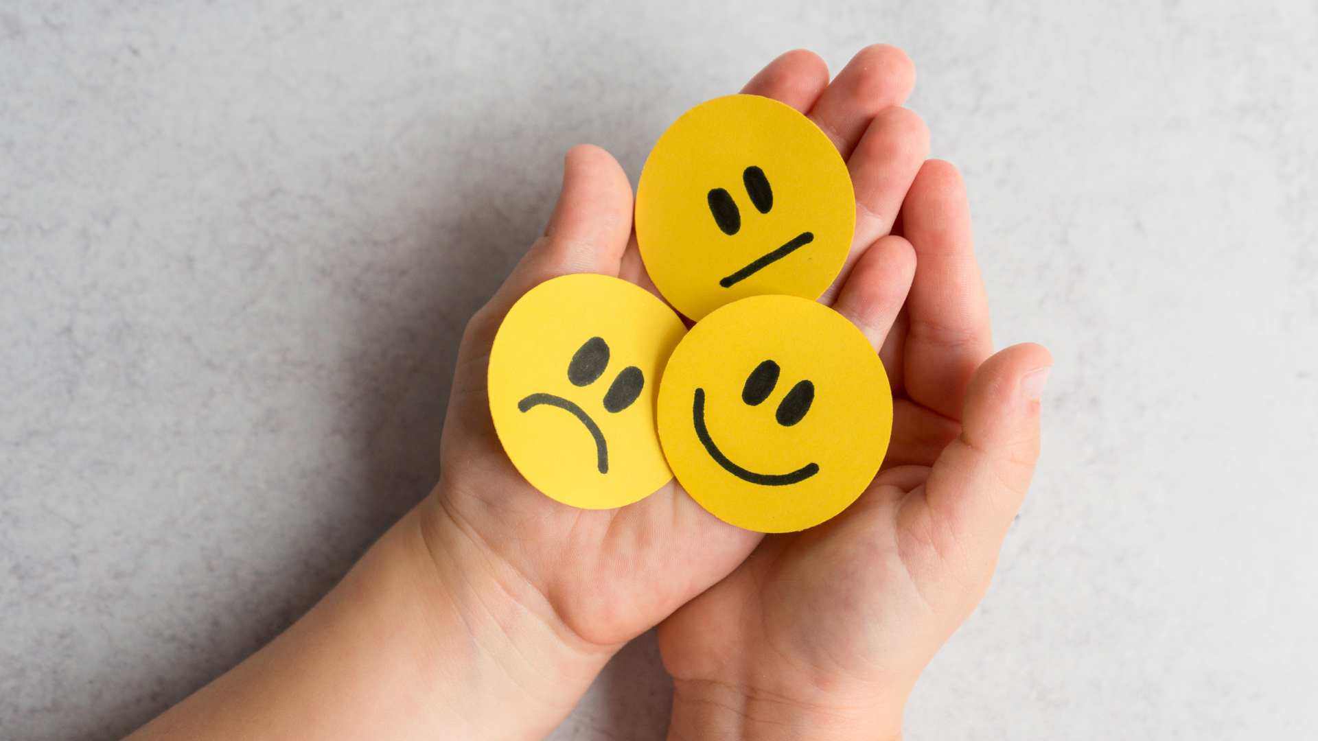 Petits smiley jaune avec des émotions différentes
