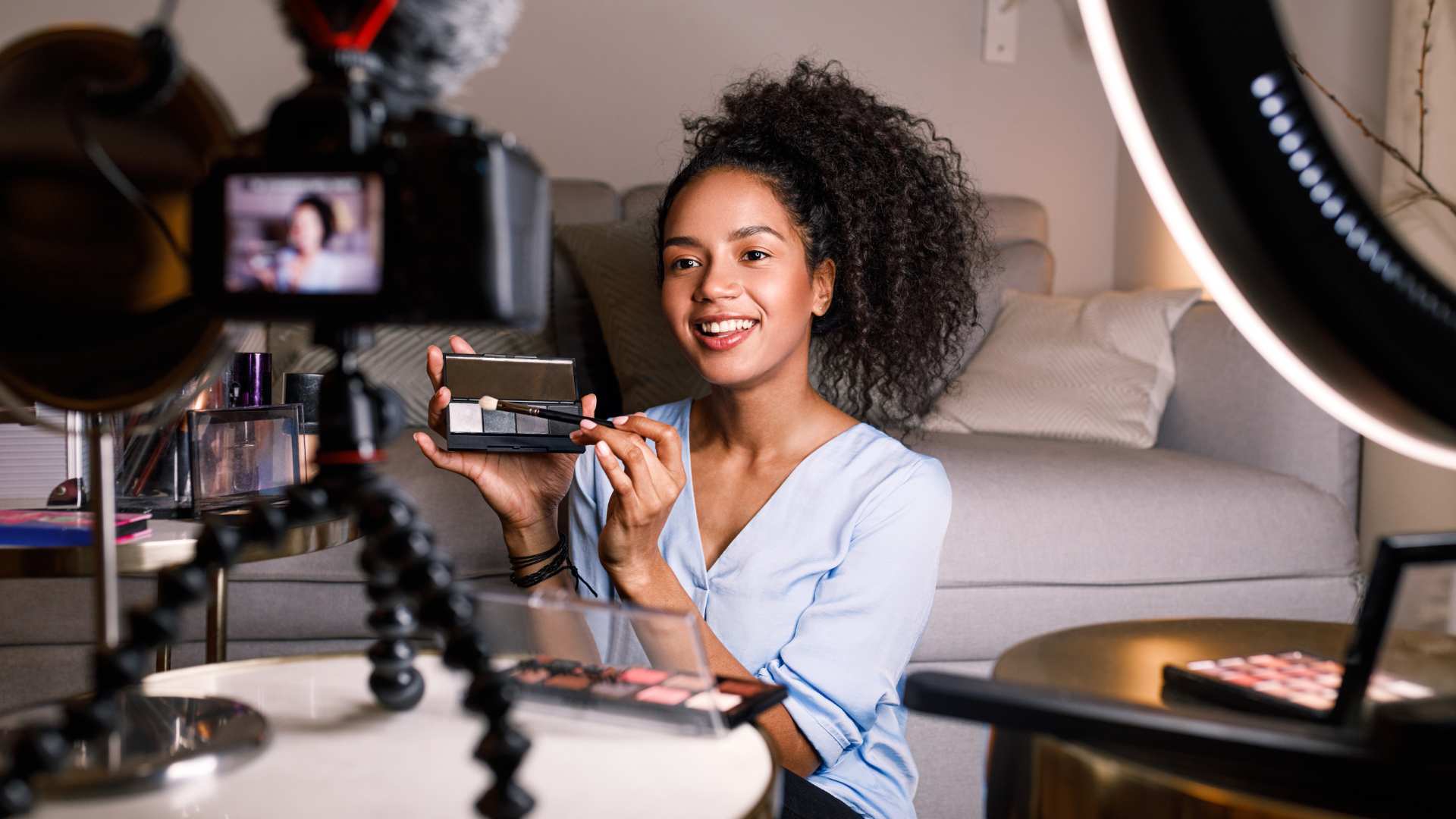 Influenceuse entrain de présenter un produit en vidéo