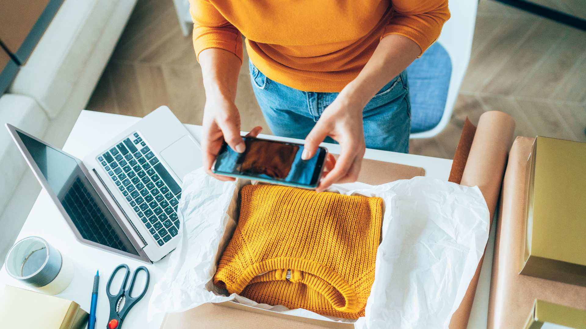 Femme qui prépare un colis pour son e-business