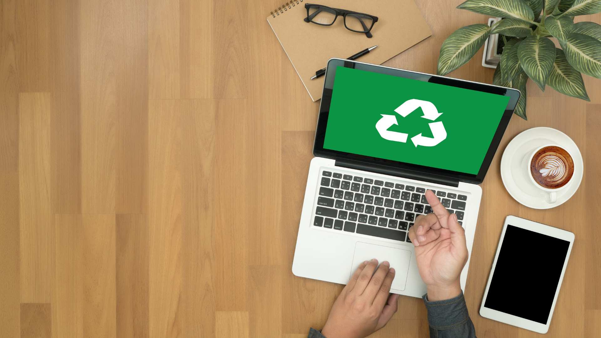 Logo écologique affiché sur un ordinateur portable posé sur un bureau de travail 