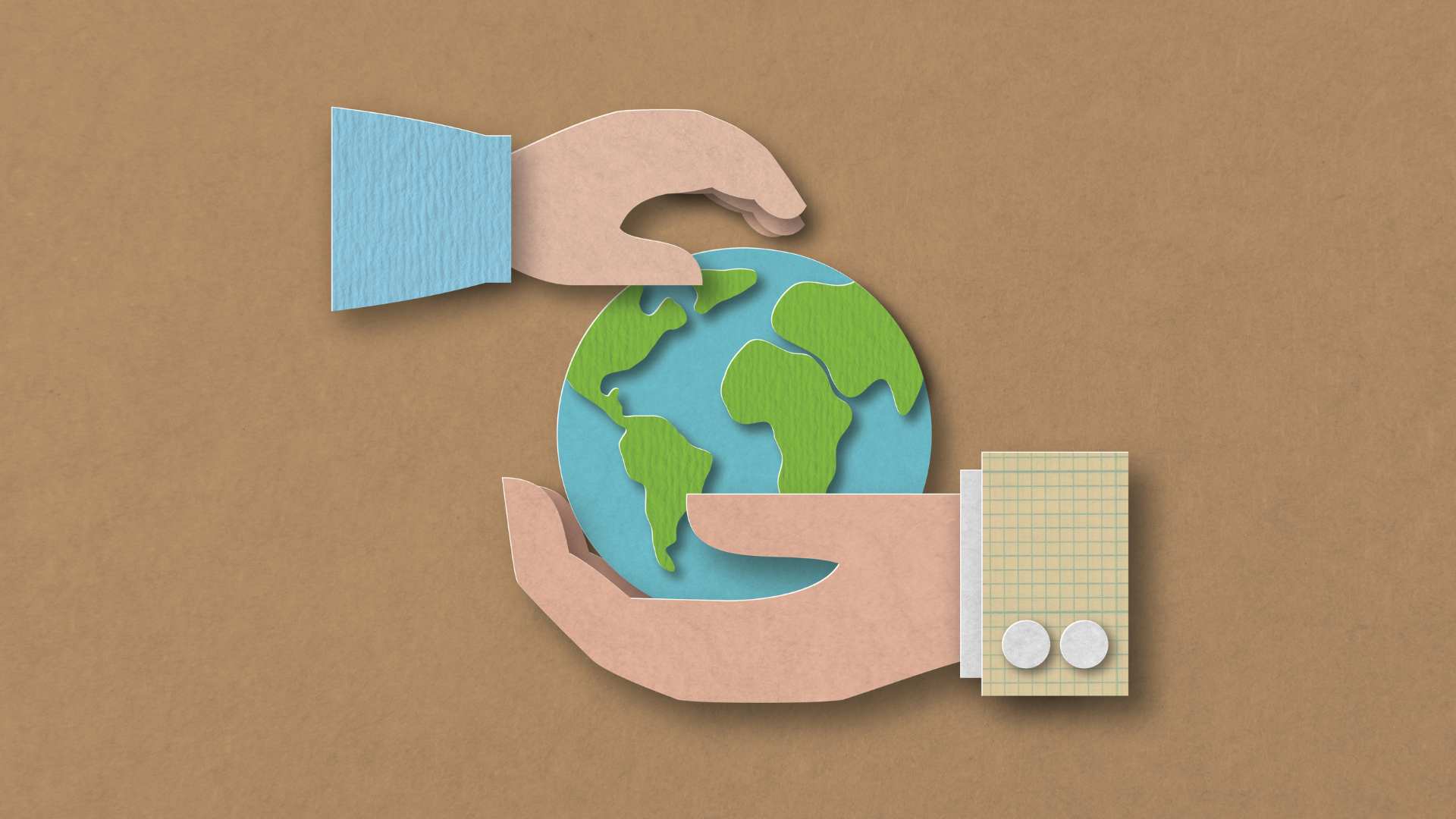 Globe de la terre en papier tenue par deux mains faite en papier