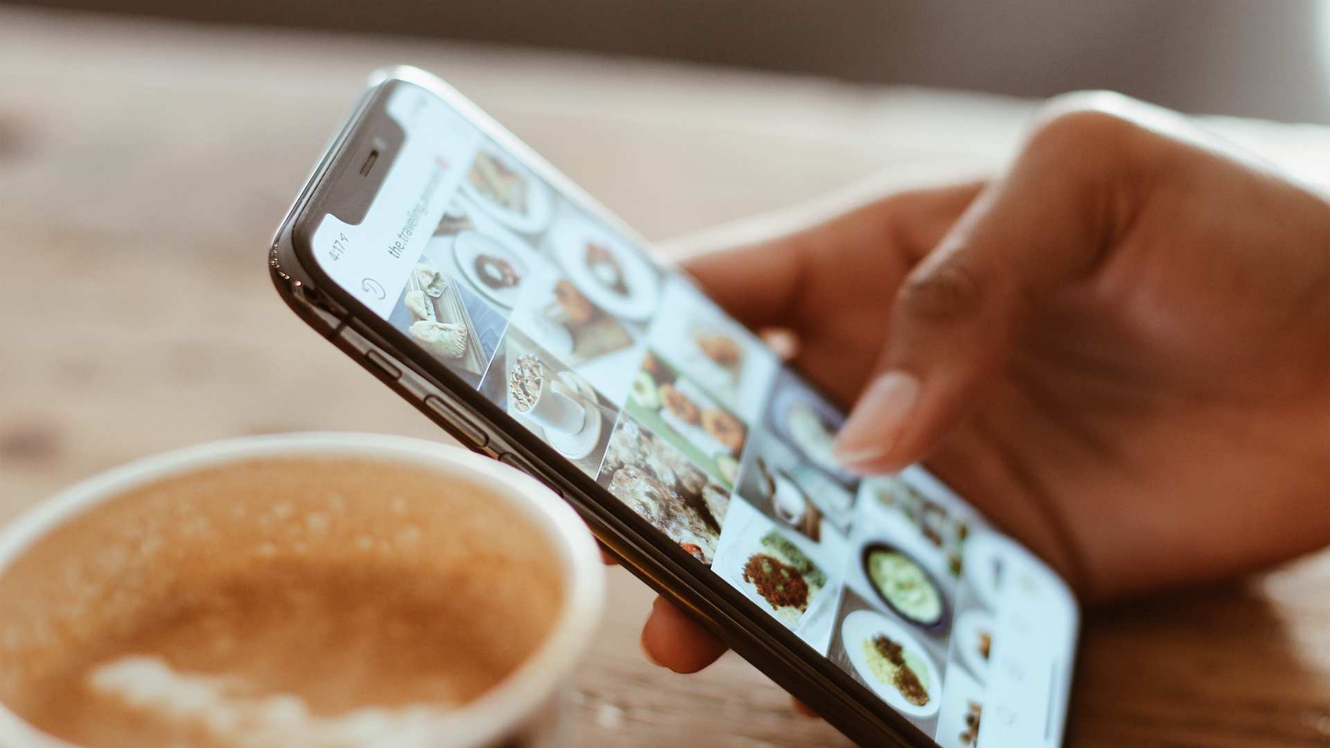 Personne sur son téléphone sur les réseaux sociaux