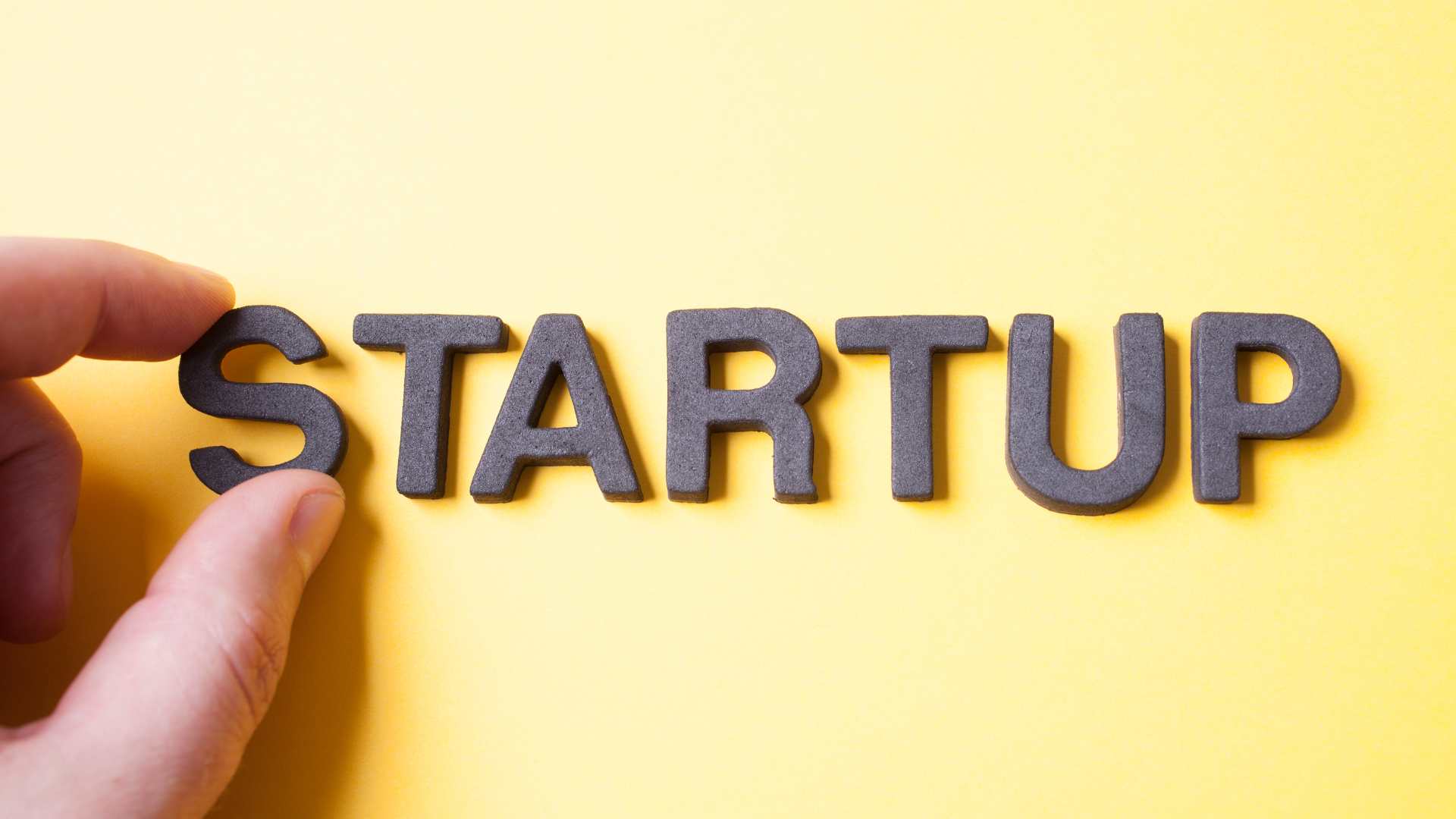 le mot startup écrit sur un fond jaune