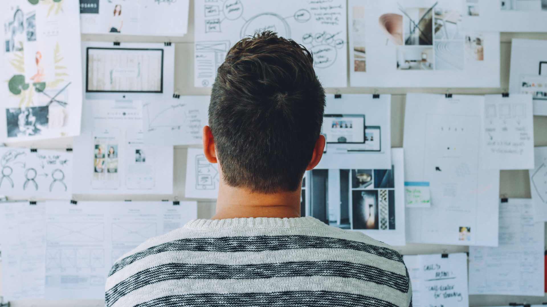 Homme devant son business plan