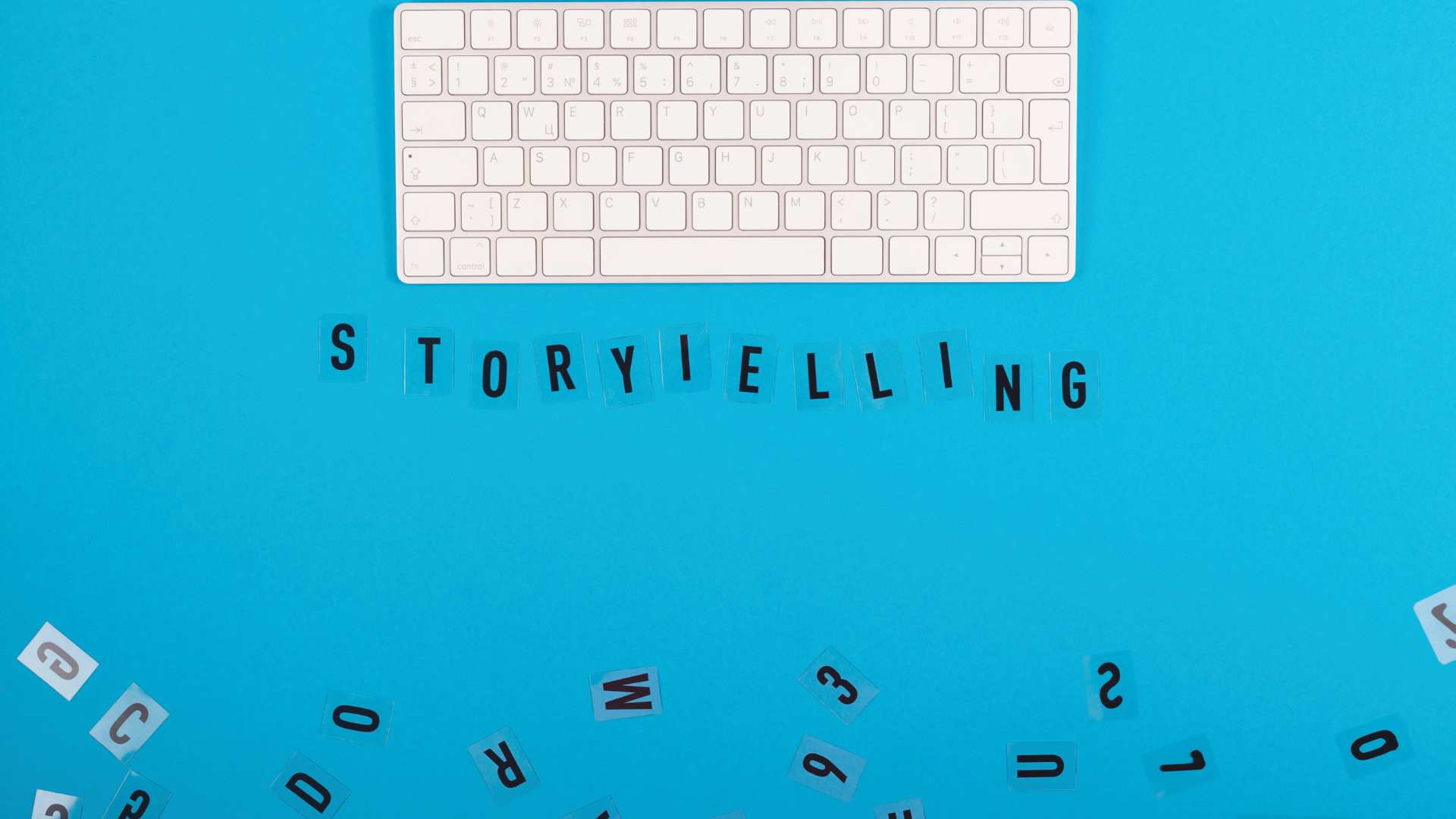 Storytelling écrit sur un fond bleu avec un clavier d'ordinateur