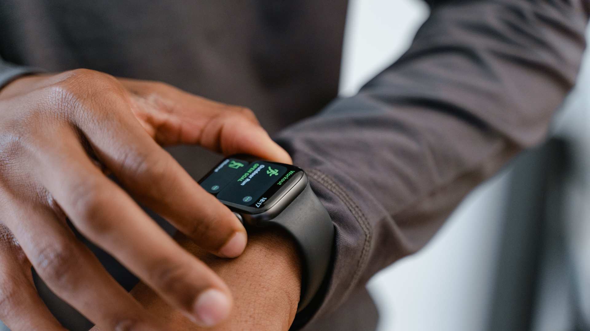 Homme avec une montre connectée au poignet
