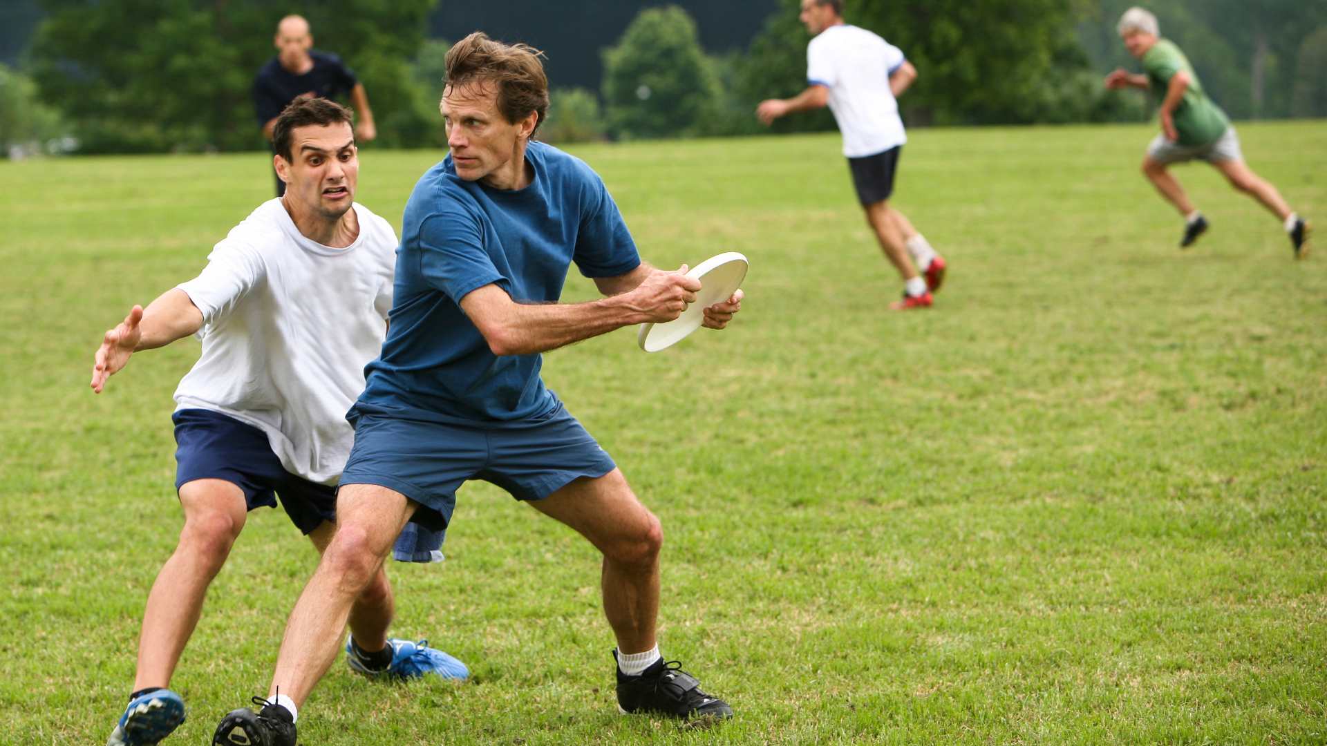 Homme qui joue au frisbee